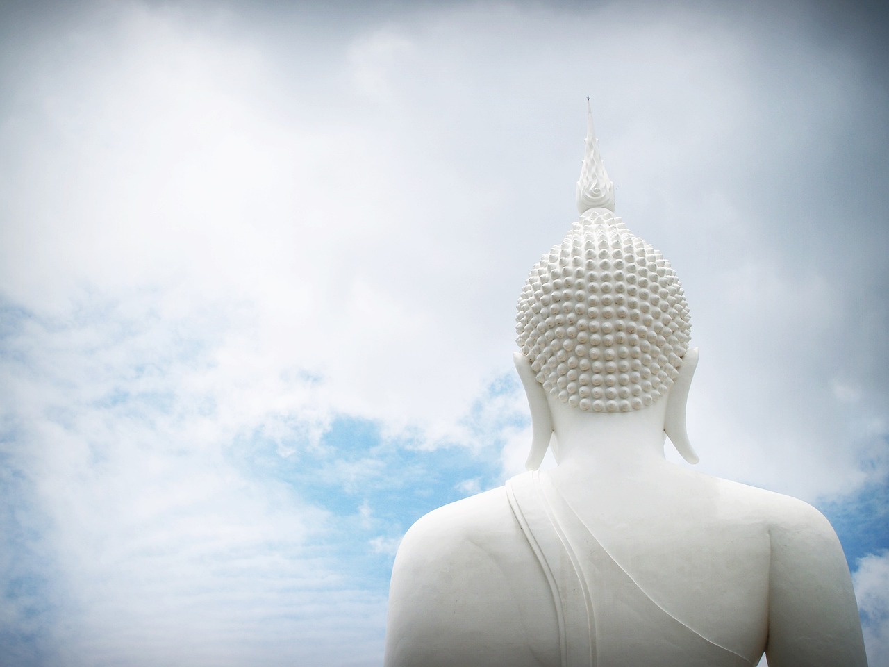 estatua de buda meditando en lago